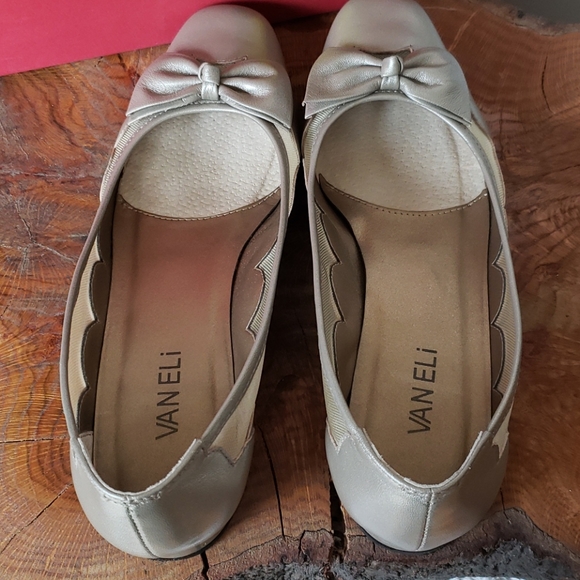 Size 8 M Vaneli Florice Flats in Opal Pearl w/ Box - Picture 3 of 8